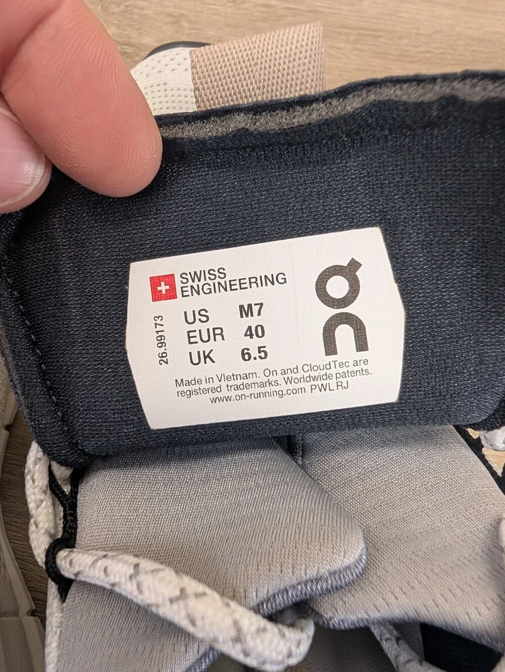 OnCloud Cloudnova Mens Size 7  Silver & Black Brand New
